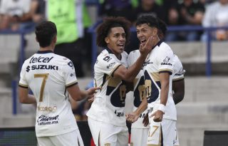 Adalberto 'Coco' Carrasquilla (cent.)  en un partido con los Pumas. Foto: EFE