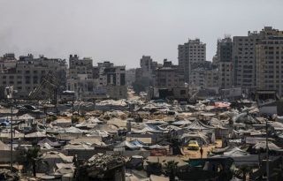 Tiendas de los palestinos desplazados que huyeron del este de la ciudad de Gaza y la franja norte de Gaza. Foto: EFE