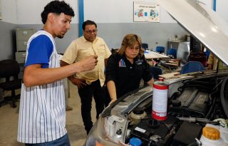 La directora del Inadeh observa uno de los cursos que se ofrecen. Foto: Cortesía Inadeh
