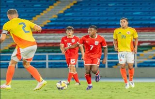 Didier Dawson, de Panamá (7), conduce el balón ante la mirada del colombiano Joel Romero (14).