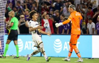 'Coco' Carrasquilla (izq.) y Keylor Navas festejan el triunfo de Pumas ante Orlando City. Foto: @PumasMX 