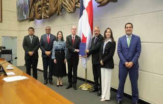  El ministro de Economía y Finanzas, Felipe Chapman, entrega el proyecto de presupuesto al presidente del Legislativo, Jorge Herrera.  Foto: Cortesía