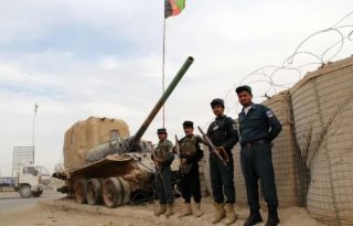 Oficiales de seguridad afganos montan guardia en un control de carretera en Helmand (Afganistán). Foto: EFE
