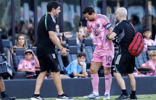 Messi tiene una leve lesión muscular. Foto: EFE