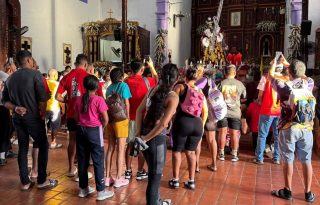 Cada 21 de octubre, entre 80 mil y 100 mil personas llegan a Portobelo para venerar la imagen del Cristo Negro. Foto. Diómedes Sánchez