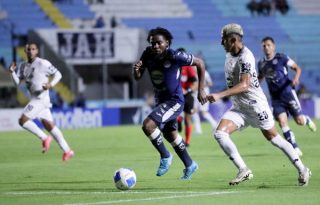 Cristopher Meléndez, de Motagua (izq.) disputa el balón ante Keny Bonilla, de Independiente, en la Copa Centroamericana de Concacaf. Foto: EFE