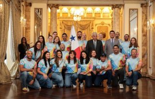José Raúl Mulino entregó el emblema patrio a la Selección de Panamá de Va'a. Foto: Cortesía 