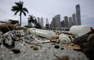 Se prevé generar 913.000 toneladas de plástico en 2040. Foto: EFE