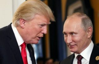 Encuentro del presidente ruso Vladimir Putin (D) y el presidente de EE.UU. Donald J. Trump (I) en un encuentro en 2017. Foto: EFE