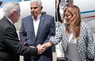 El presidente José Raúl Mulino llegó junto a la primera dama, Maricel Cohen de Mulino. Foto: Cortesía
