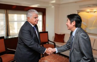 Reunión entre el presidente José Raúl Mulino y el director ejecutivo del Mizuho Bank, Shuji Matsuura. Foto: Cortesía