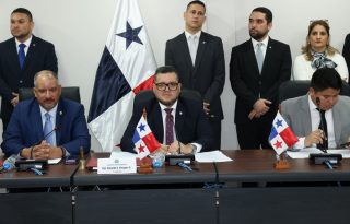Integrantes de la Comisión de Presupuesto, presidida por Eduardo Vásquez (centro). Foto: Cortesía Asamblea