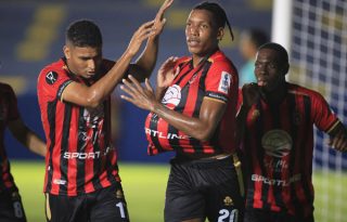  Ramsés de León de San Miguelito (cent.) celebra su gol ante Diriangén. Foto: EFE