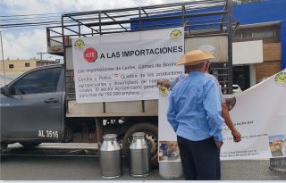 “Yo no quiero ver nunca más esas imágenes camiones de leche tirando el producto en la carretera interamericana; ese caos espero que no se produzca en mi gobierno, voy a apoyar al sector lechero con todo”. Foto. Eric Montenegro
