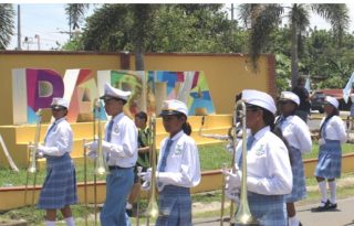 La fundación de Parita también se celebró con un multitudinario desfile cívico, en el que participaron unas 20 delegaciones estudiantiles de diferentes regiones del país, además de representantes . Foto. Thays Domínguez