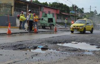 La falta de mantenimiento de algunas vías en el país ha causado graves accidentes de tránsito.  Foto: Archivo
