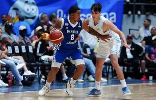 Guillermo Navarro, de Panamá (Izq.) disputa el balón con Juan Ignacio Marcos, de Argentina, en un partido de la Copa Latina 2025 en la Arena Roberto Durán. Foto: EFE