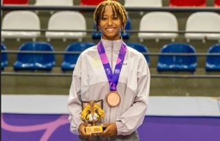 Yusneiry Agrazal, muestra la medalla de bronce. Foto: COP