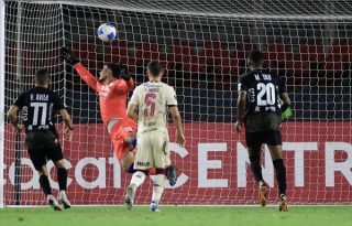 El portero Esteban Alvarado, de Saprissa, recibe un gol de tiro libre del CAI. Foto: EFE