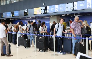 Más de 20,000 personas transitan diariamente las terminales 1 y 2 del Aeropuerto de Tocumen. Foto: EFE