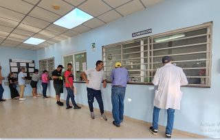De regreso a la sala de urgencia, asegura Elizabeth que le tocó esperar por varias horas a que su hijo fuera atendido, falleciendo poco después.
