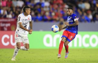 Alberto 'Negrito' Quintero, de Plaza Amador (der.) disputa el balón con Julián Grueso, de Alianza salvadoreño. Foto: EFE 