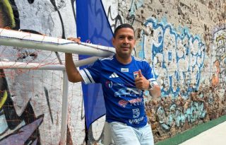 El placino Ángel Lombardo en la cancha que llega su nombre. Foto: Cortesía