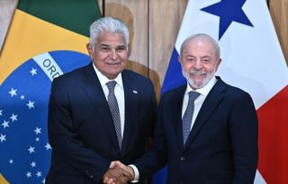 El presidente de Brasil, Luiz Inácio Lula da Silva (d) y su homólogo de Panamá, José Raúl Mulino. Foto: EFE