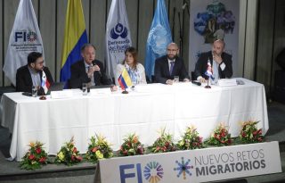 Autoridades durante una rueda de prensa. EFE