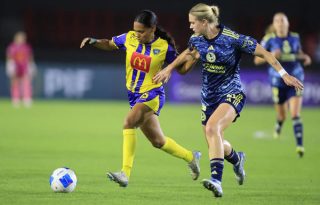 Delineth Rivera, de Chorrillo FC  (izq.) disputa el balón con Annie Karich, del América, durante un partido de la fase de grupos Concacaf  W. en el estadio Rommel Fernández. Foto: EFE