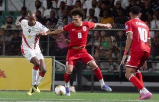 Dion Malone,de Surinam (izq.), disputa el balón con Adalberto Carrasquilla, de Panamá en un partido por las eliminatorias a la Copa Mundial 2026. Foto: EFE