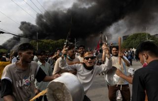 Manifestantes nepalíes frente al palacio Singha Durbar. Foto: EFE