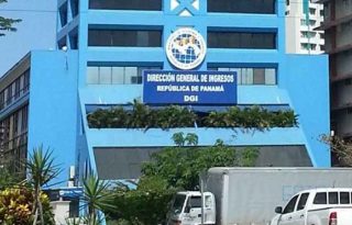 Se trata de cuatro ex funcionarios y dos particulares.