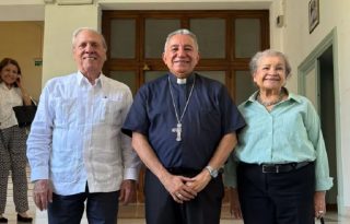 Monseñor José Domingo Ulloa Mendieta (c) junto a familiares de Hugo Spadafora. Cortesía
