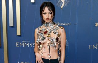 Jenna Ortega en la alfombra roja. Foto: Instagram / @voguelatam