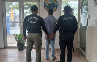 La aprehensión del presunto femicida se realizó en el corregimiento El Arado, distrito de la Chorrera mediante diligencia de allanamiento junto con el Ministerio Público (MP). Foto. Policía Nacional