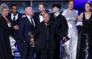 Stephen Graham (c) junto con el resto del reparto recoge el Emmy a la mejor miniserie. Foto: EFE / Allison Dinner