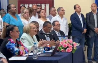 Cuerpo docente de la Unachi junto a la rectora Etelvina de Bonagas. Foto: Cortesía