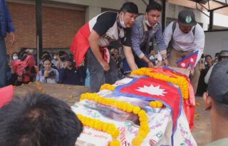 Funerales de las víctimas tras el levantamiento juvenil.