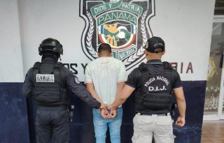 Como parte de la detención del sospechoso, se decomisaron celulares que serán revisados y formarán parte de las evidencias del proceso judicial.