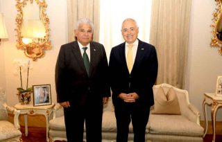 José Raúl Mulino junto al español Ángel Cabrera
