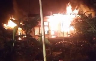 El incendio comenzó a las 8 de la noche y causó daños en la parte alta de la vivienda. Foto. Cortesía