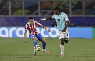 Alexandro Maidana (i) de Paraguay disputa el balón con Rafael Mosquera de Panamá. Foto: EFE