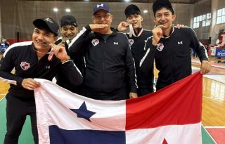 Miembros del equipo panameño de esgrima muestran sus medallas ganadas en Perú. Foto: Cortesía