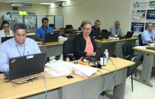 El diputado independiente, Manuel Samaniego, propone que estas gratificaciones se entreguen por méritos sustentados en un informe público. Foto: Archivo 