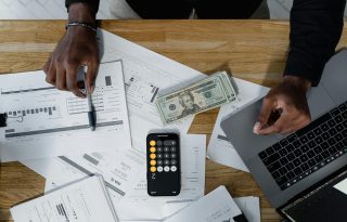 La educación financiera es clave para tomar decisiones informadas, evitar el sobreendeudamiento y planificar el futuro. Foto: Pexels