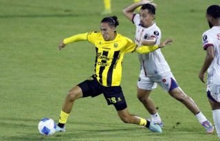 Carlos Mejía (izq.) de Real España disputa el balón con Joel Lara de Plaza Amador. Foto:EFE