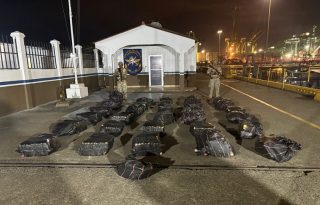 El tipo de droga y el peso total no fueron precisados por las autoridades, pero los paquetes de sustancia ilícita pesan un kilo y la cocaína es la que más se trafica por los puertos de panameños. Foto. Senan