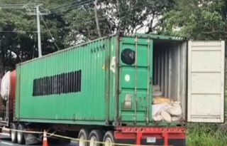 Los falsos uniformados decidieron interceptar con un pick-up y una camioneta al camión de carga.