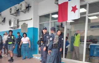 El hospital quedó rodeado de agentes de la Policía Nacional, mientras se inician las investigaciones sobre este caso de violencia dentro de un plantel educativo en Colón. Foto. Diómedes Sánchez